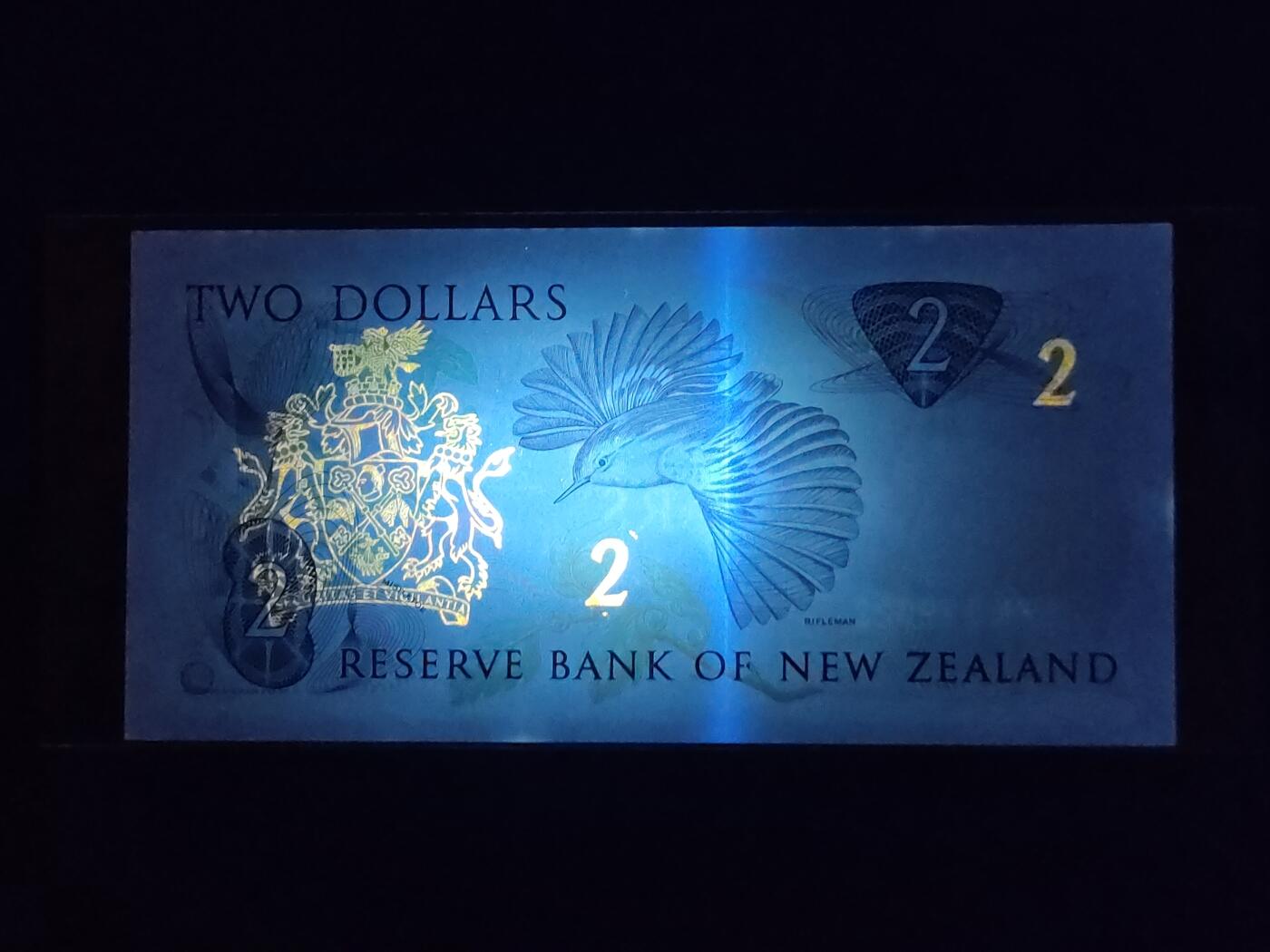 中外各国钞、纪念钞、券专场（第三十三场） 【绝版】1981～1992年新西兰2圆刺鹩/女王版全新老纸钞 大洋洲钱币 灯下有斑 介意勿拍