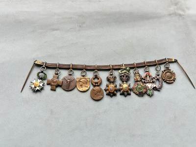 盛世勋华——号角文化勋章邮票专场拍卖第288期 - 法国11联迷你礼服链 （珠宝定制版）包括：荣誉军团勋章.战斗十字奖章.一战胜利奖章.一战战争纪念奖章.一战东方战役奖章.柬埔寨王室勋章.安南青龙勋章.柬埔寨索瓦塔拉皇家勋章.老挝万象及白伞勋章.学术棕榈勋章.塞尔维亚一战奖章 部分银制 东南亚勋章少见