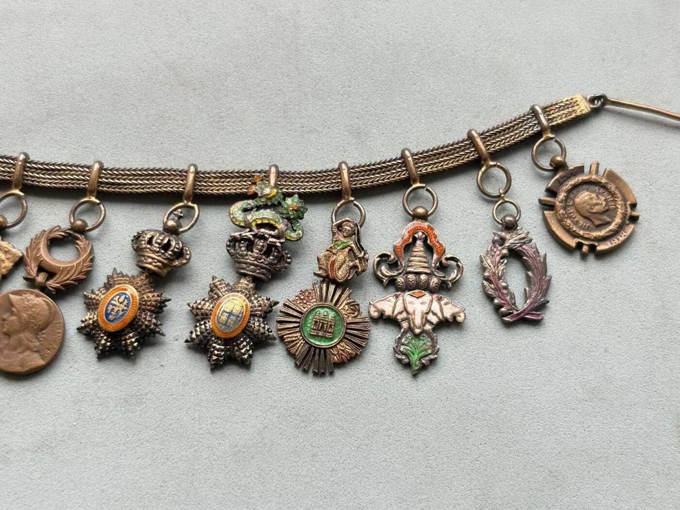 盛世勋华——号角文化勋章邮票专场拍卖第288期 法国11联迷你礼服链 （珠宝定制版）包括：荣誉军团勋章.战斗十字奖章.一战胜利奖章.一战战争纪念奖章.一战东方战役奖章.柬埔寨王室勋章.安南青龙勋章.柬埔寨索瓦塔拉皇家勋章.老挝万象及白伞勋章.学术棕榈勋章.塞尔维亚一战奖章 部分银制 东南亚勋章少见