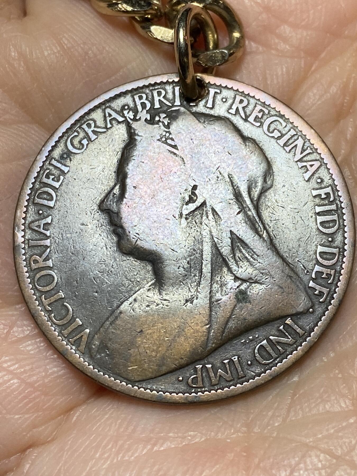 2025年第一百二十七场(总第一百五十三场）外国好品章牌、散币(免佣金) 英国🇬🇧1899年1便士钥匙扣(维多利亚女王老年披纱)，重13.45克