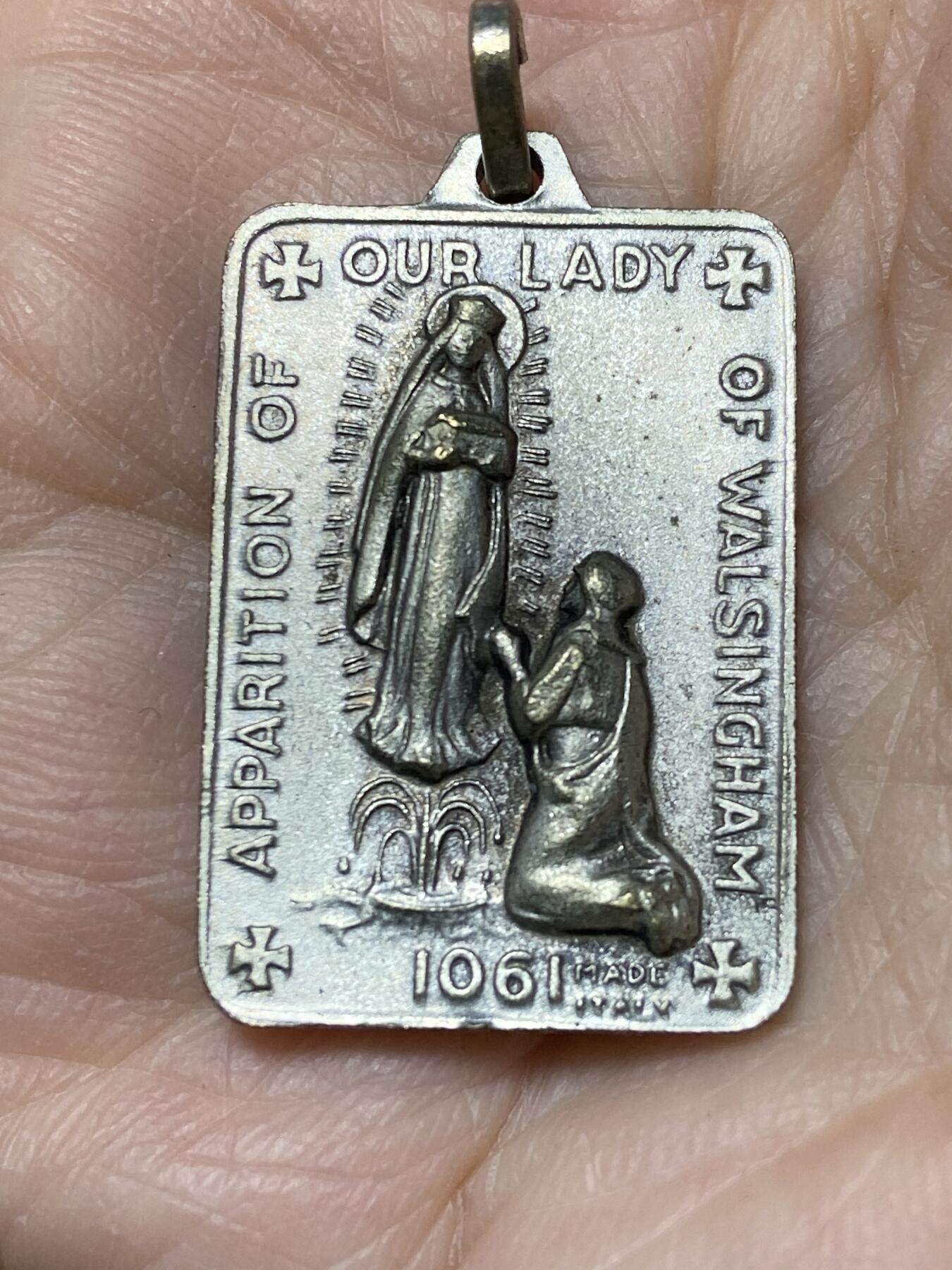 2025年第一百二十七场(总第一百五十三场）外国好品章牌、散币(免佣金) 沃尔辛厄姆圣母显现主题宗教章牌(对应1061年圣母在英国沃尔辛厄姆向贵族显现的传说)，重6.98克