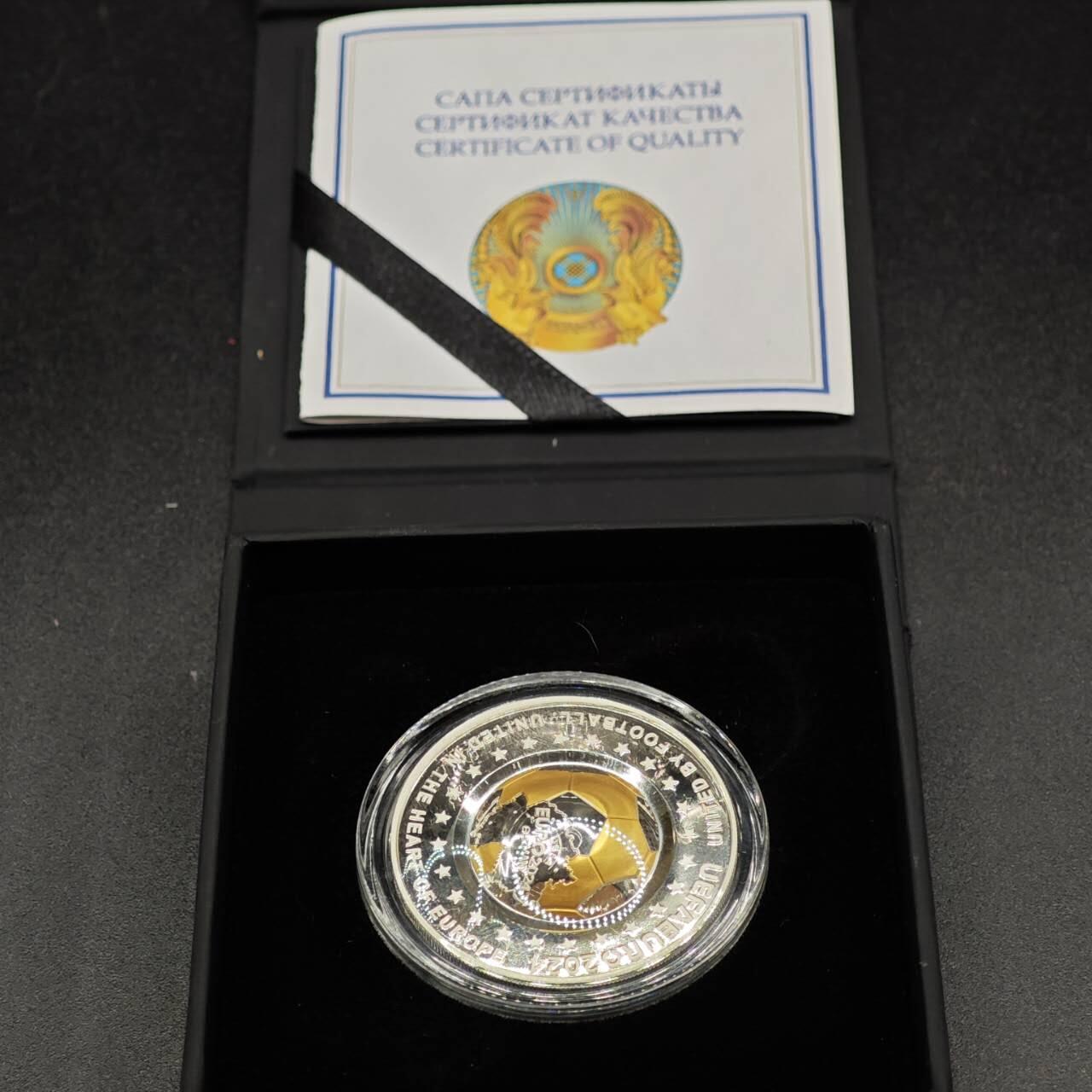 【淘币小摊】实时拍第七百九十五拍   银币套币场   满百包邮可预留二周 每周一统一发货   （罕见）2024年哈萨克斯坦100坚戈精制高浮雕镀金银币 2024年欧洲杯 20克925银镀0.03克999金 发行量2500 盒证全 国外售价在7百以上不含运费和税！