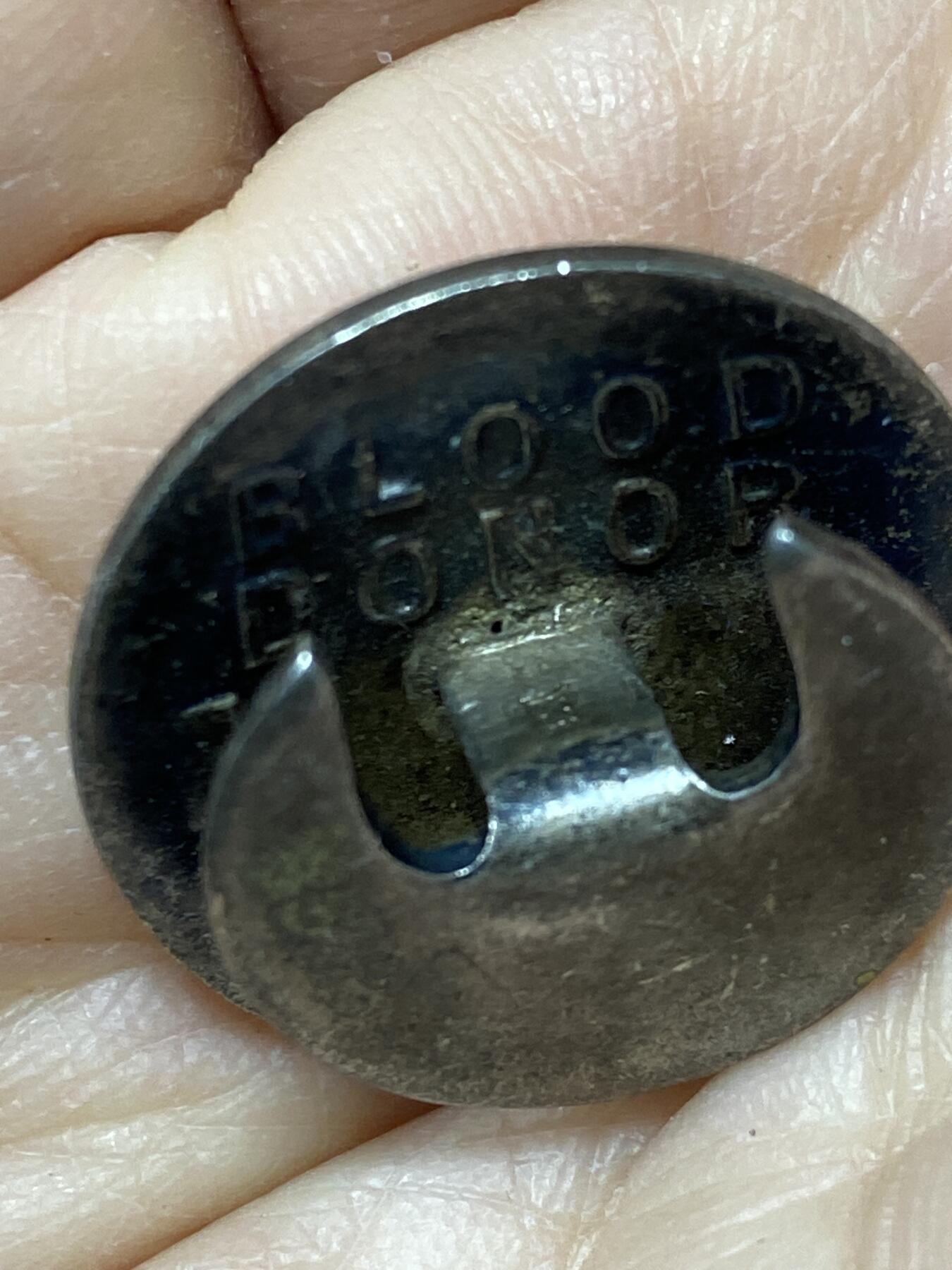 2025年第一百二十七场(总第一百五十三场）外国好品章牌、散币(免佣金) 珐琅彩–献血者银制徽章，重6.83克