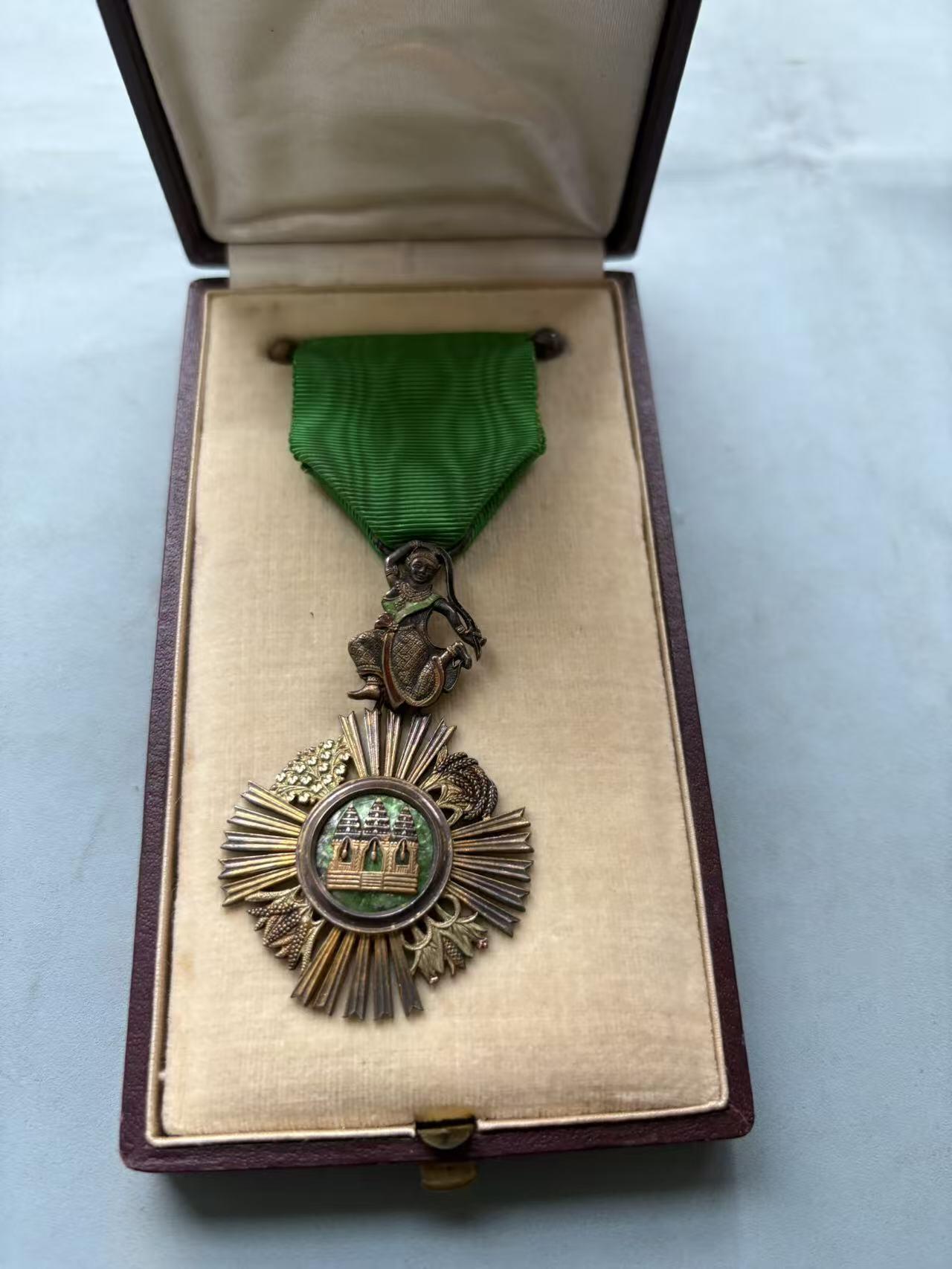 盛世勋华——号角文化勋章邮票专场拍卖第288期 柬埔寨骑士级索瓦塔拉皇家勋章 银制早期版 法国生产 带原盒 （授予在农业、经济和公共工程领域做出杰出贡献的人士）