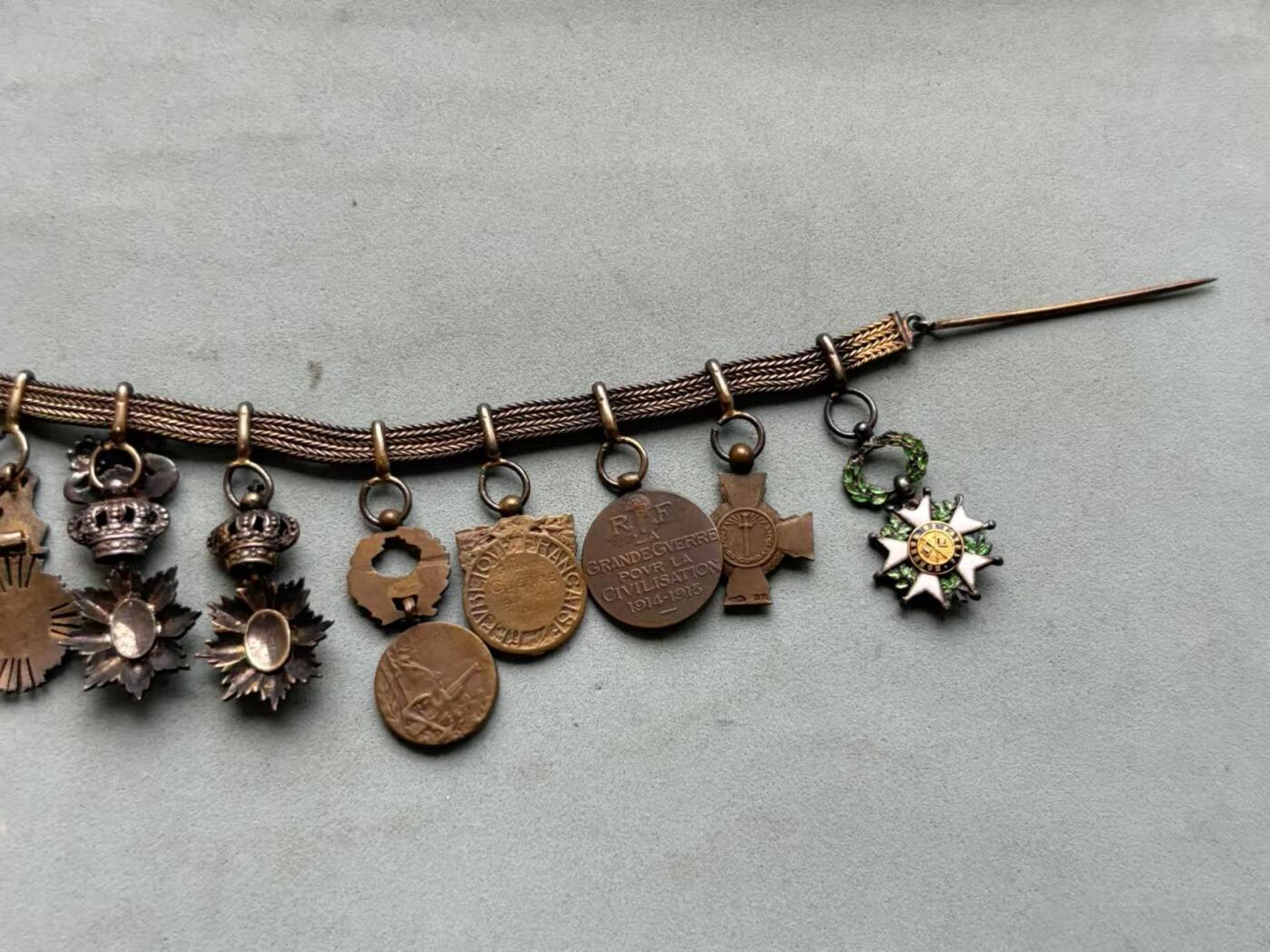 盛世勋华——号角文化勋章邮票专场拍卖第288期 法国11联迷你礼服链 （珠宝定制版）包括：荣誉军团勋章.战斗十字奖章.一战胜利奖章.一战战争纪念奖章.一战东方战役奖章.柬埔寨王室勋章.安南青龙勋章.柬埔寨索瓦塔拉皇家勋章.老挝万象及白伞勋章.学术棕榈勋章.塞尔维亚一战奖章 部分银制 东南亚勋章少见