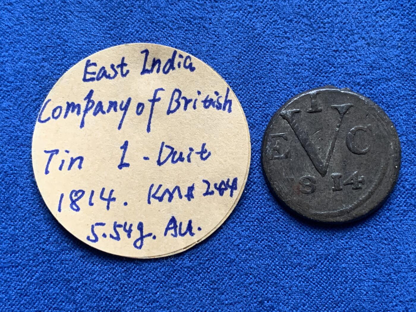 《竞宝斋》第437场 周日，周一2场连拍 （全场包邮） 英属东印度公司爪哇岛锡币，拿破仑战争时期，1814年英属东印度公司占领爪哇岛所打制发行的货币，正面：东印度公司标记VEIC 缩写标记，年份1814，背面：面值1 Duit，热带地区外加材质好品保存不易，少见品种。