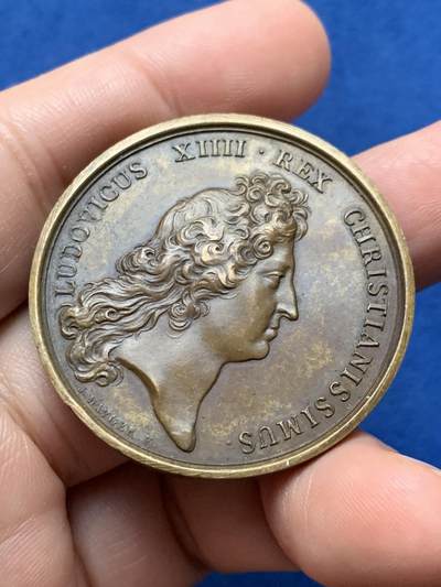 《竞宝斋》第437场 周日，周一2场连拍 （全场包邮） 法国路易十四像-绘画与雕塑学院铜章 32.4克 41mm 早期无边铭