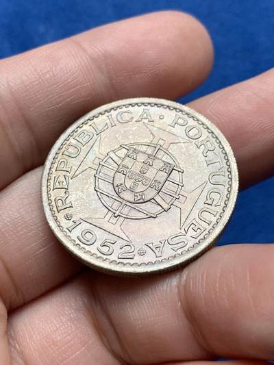 《竞宝斋》第437场 周日，周一2场连拍 （全场包邮） 1952年澳门5元银币 高点佳，带彩，重14.7克，720银