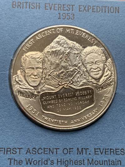 《竞宝斋》第437场 周日，周一2场连拍 （全场包邮） 1973年首次登顶珠峰20周年克朗型纪念章，39mm。人类首次登顶珠穆朗玛峰发生在‌1953年‌，由新西兰登山家埃德蒙·希拉里和尼泊尔向导丹增·诺尔盖于1953年5月29日完成。‌