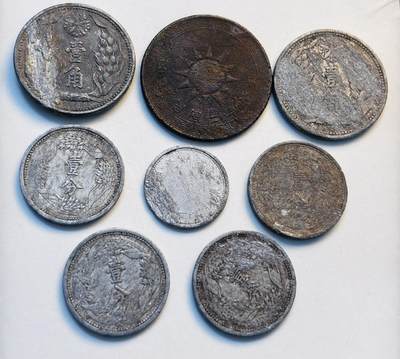 文馨钱币收藏第 280 场， 长期接收代拍品 - 伪满洲国氧化币一组，党徽一分，共 8 枚