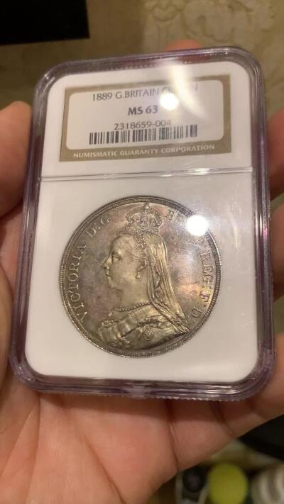 《竞宝斋》第437场 周日，周一2场连拍 （全场包邮） NGC MS63 英国1889年维多利亚女皇高冠马剑克朗 厚重七彩也压不住的原光闪烁 NGC老白盒质感极佳