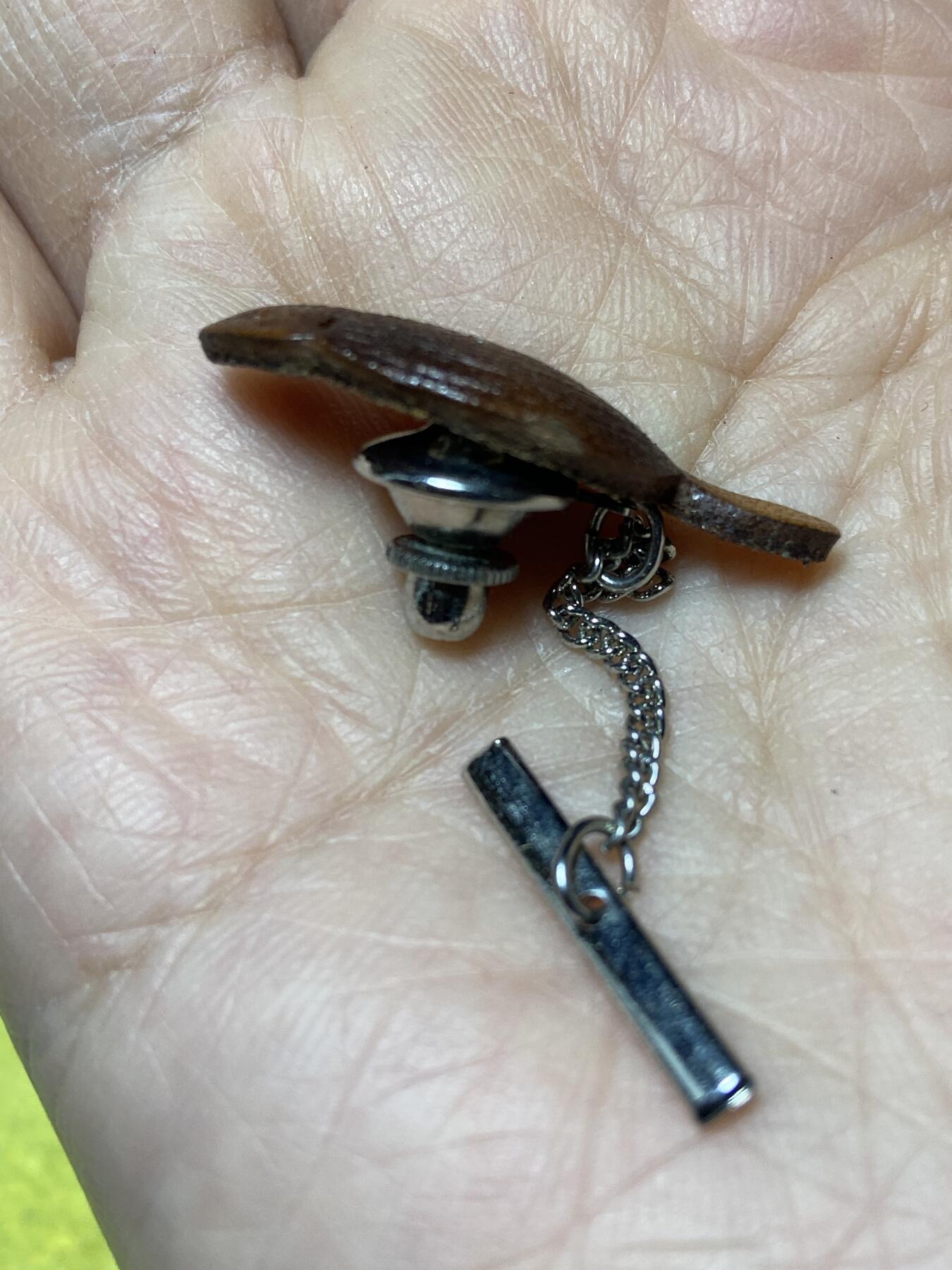 2025年第一百二十七场(总第一百五十三场）外国好品章牌、散币(免佣金) 河狸胸针，重2.52克