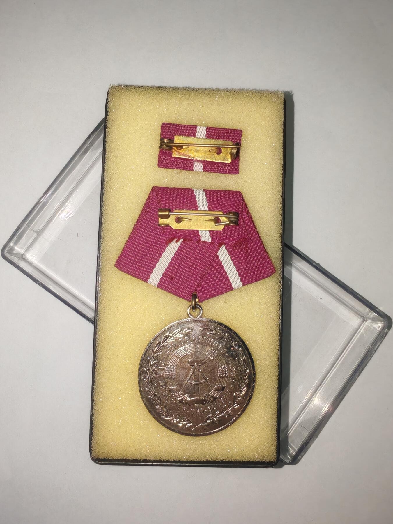 韵星假日精品2025秋季军品类拍卖会-- Rimey Holidays Boutique 2025 Autumn Militaria Sale 民主德国银级忠诚服务奖章