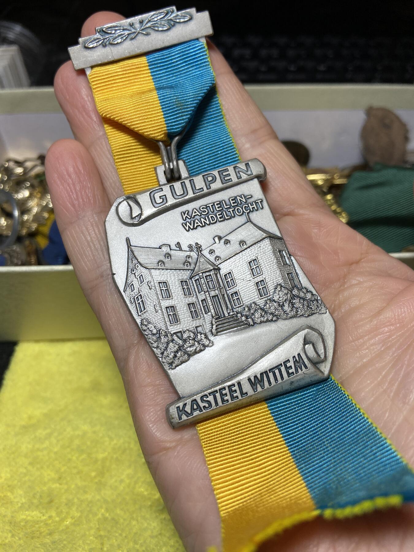 2025年第一百二十七场(总第一百五十三场）外国好品章牌、散币(免佣金) 超大型–荷兰🇳🇱徒步赛事奖牌(荷兰海尔德兰省居尔彭地区维特姆城堡徒步赛事奖牌)，重64克