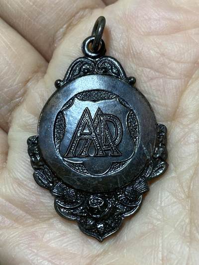 2025年第一百二十七场(总第一百五十三场）外国好品章牌、散币(免佣金) - AAD字样纪念章，重7.55克