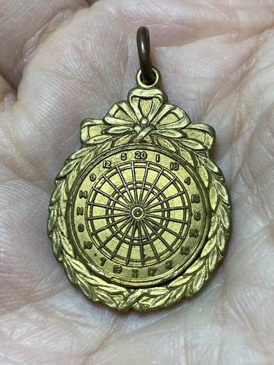 2025年第一百二十七场(总第一百五十三场）外国好品章牌、散币(免佣金) - 英国🇬🇧飞镖赛事奖牌，重10.61克