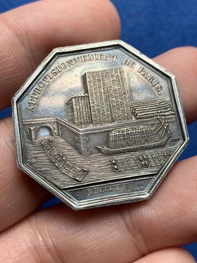 《竞宝斋》第437场 周日，周一2场连拍 （全场包邮） - 法国1843年巴黎供应三家企业会议（烧木炭，水木炭，木材）八角银质代币，33.5MM，17.7克，手指边铭，稀少图案