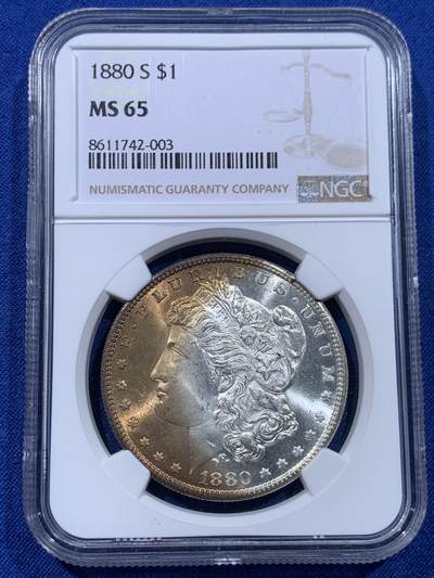 《竞宝斋》第437场 周日，周一2场连拍 （全场包邮） - NGC MS65 美国1880年摩根银币S版，转光强烈细节优秀，正面月牙淡金包浆，背面PL状态。