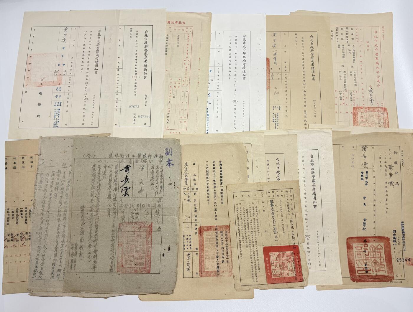 韵星假日精品2025秋季军品类拍卖会-- Rimey Holidays Boutique 2025 Autumn Militaria Sale 陆军特战军官（空降兵）黄步云旧藏文献大全套，共计四十余张，涵盖从士兵、军官、警官时期各类文献