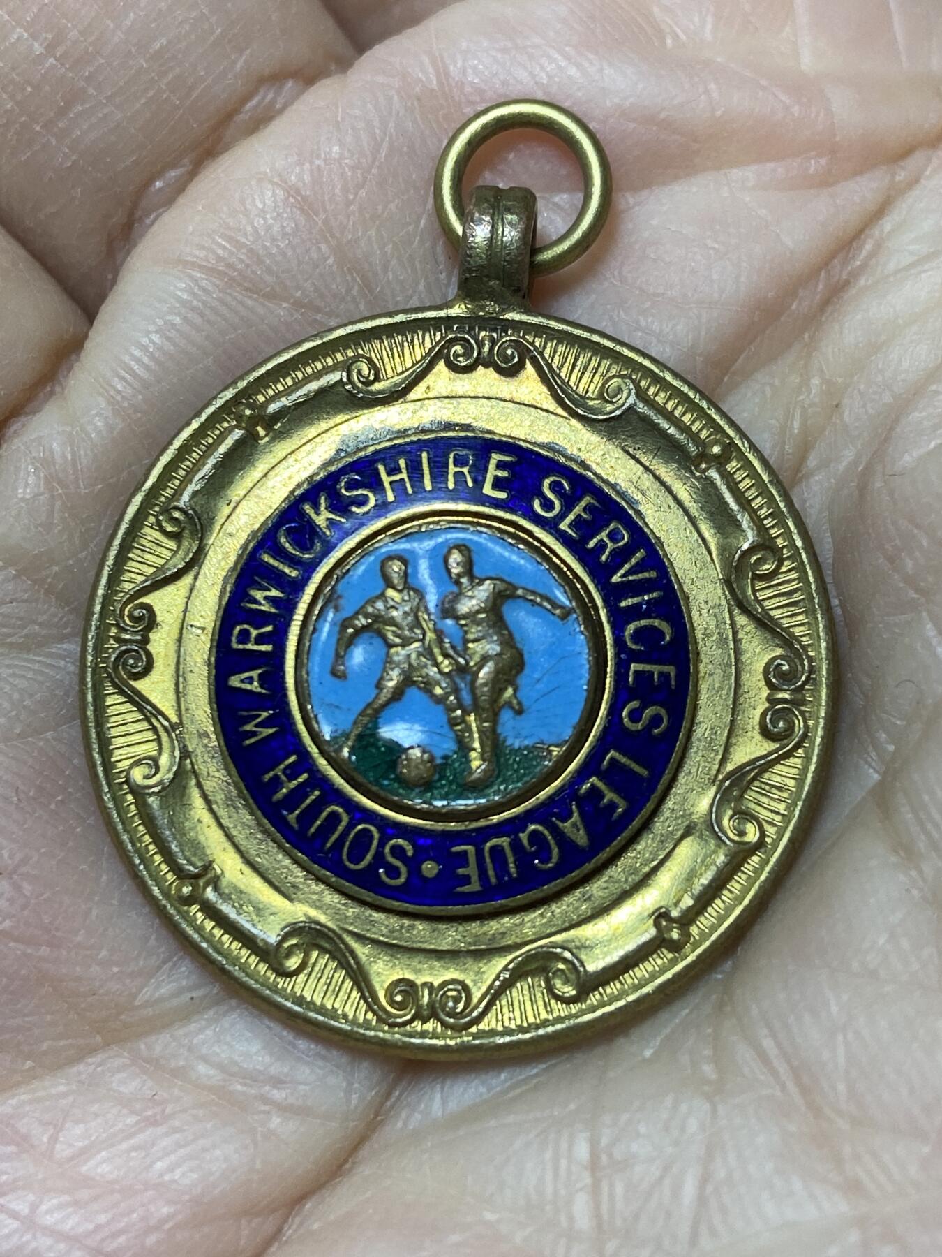 2025年第一百二十七场(总第一百五十三场）外国好品章牌、散币(免佣金) 英国🇬🇧1960年沃里克郡南部服务足球联赛的赛事奖牌，重13.43克
