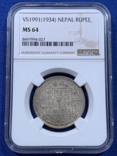 《竞宝斋》第437场 周日，周一2场连拍 （全场包邮） - NGC MS64 尼泊尔1934年 1卢比银币。从美国老藏家币夹中拆出，有着长久存放产生的烟灰质感包浆，其6点钟方向有着一抹亮眼的金色月牙包浆，给整币画上点睛之笔，让平凡的品种有了非凡的观感。