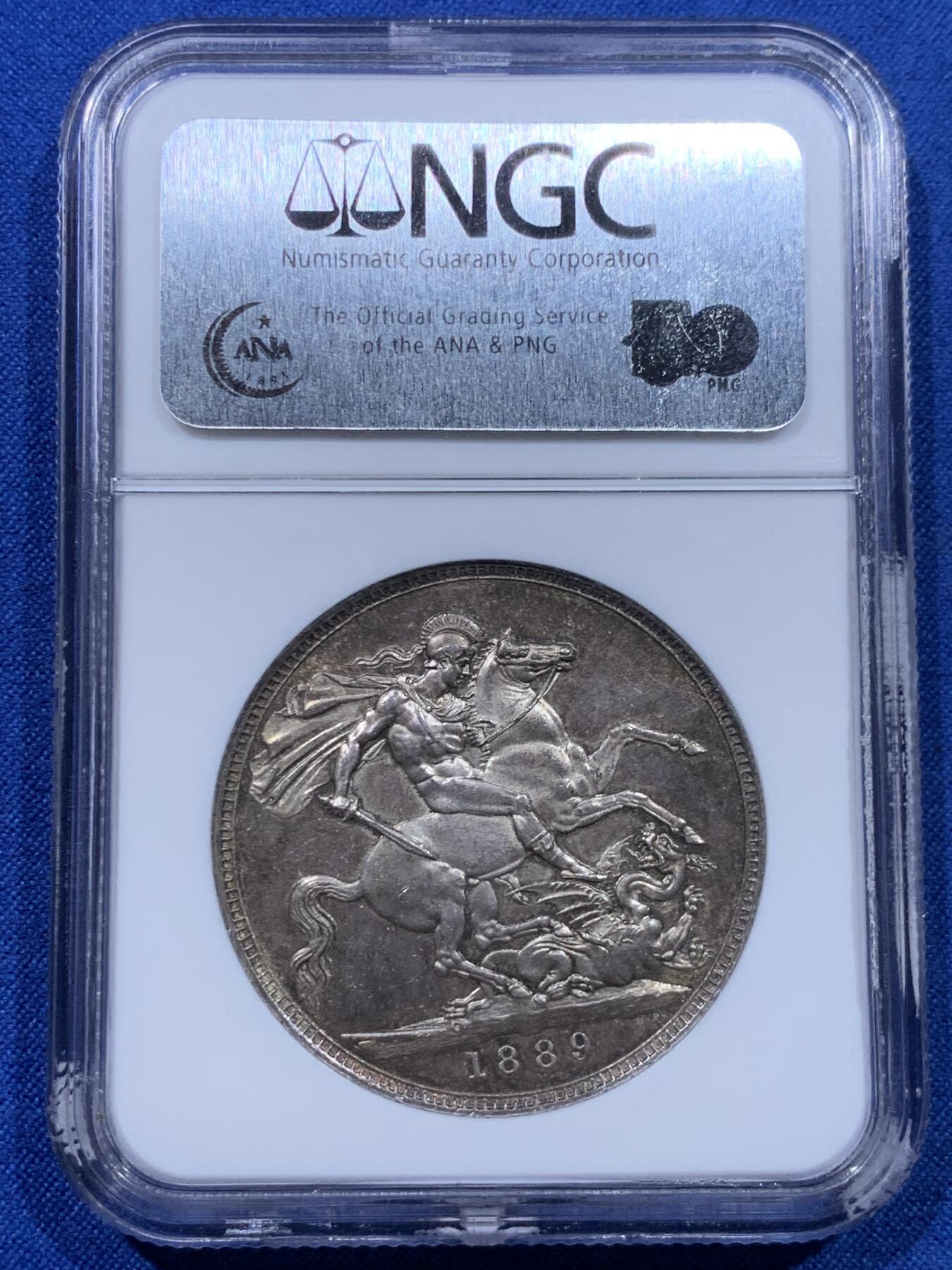 《竞宝斋》第437场 周日，周一2场连拍 （全场包邮） NGC MS63 英国1889年维多利亚女皇高冠马剑克朗 厚重七彩也压不住的原光闪烁 NGC老白盒质感极佳