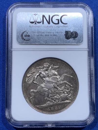 《竞宝斋》第437场 周日，周一2场连拍 （全场包邮） NGC MS63 英国1889年维多利亚女皇高冠马剑克朗 厚重七彩也压不住的原光闪烁 NGC老白盒质感极佳