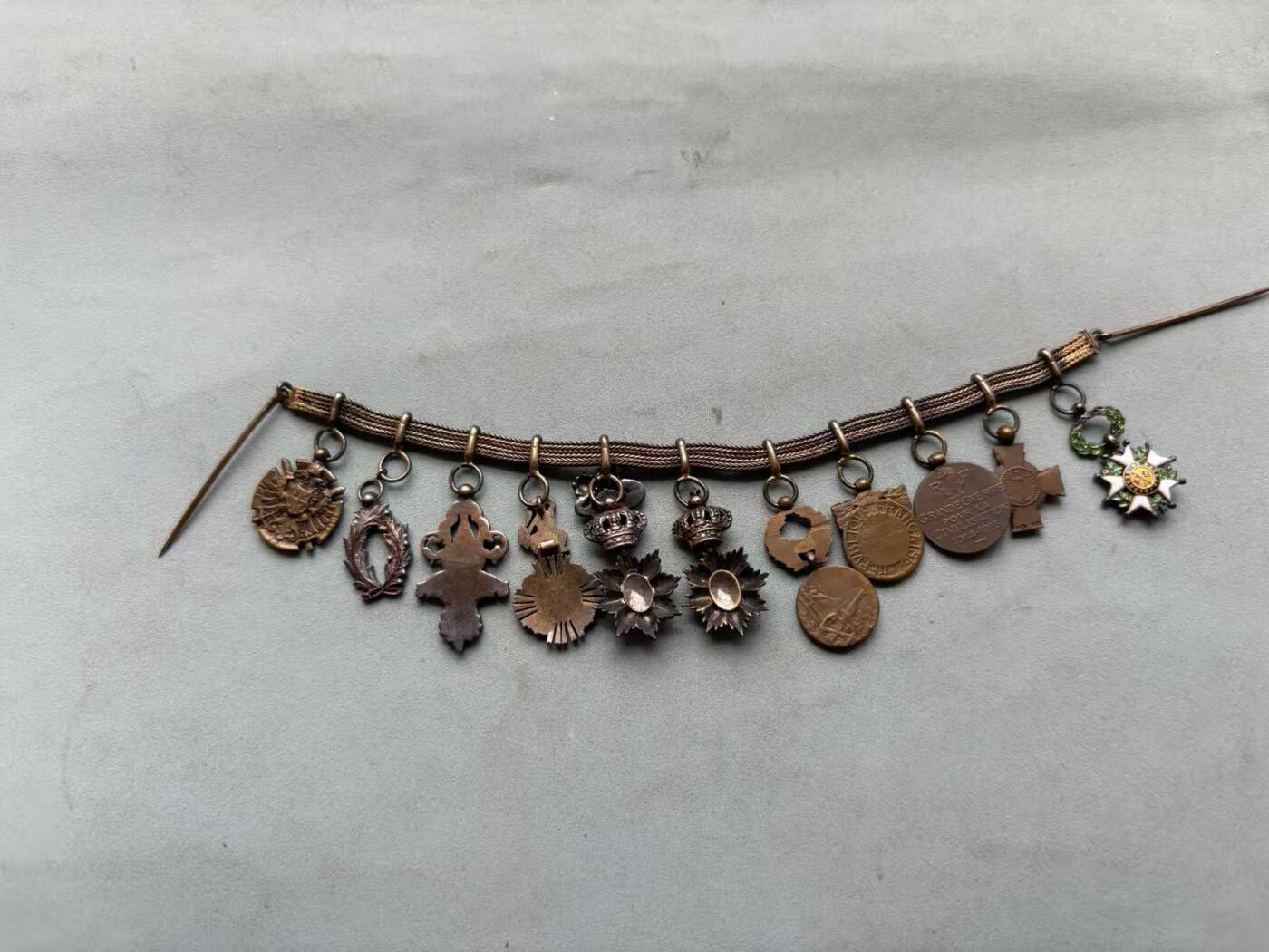 盛世勋华——号角文化勋章邮票专场拍卖第288期 法国11联迷你礼服链 （珠宝定制版）包括：荣誉军团勋章.战斗十字奖章.一战胜利奖章.一战战争纪念奖章.一战东方战役奖章.柬埔寨王室勋章.安南青龙勋章.柬埔寨索瓦塔拉皇家勋章.老挝万象及白伞勋章.学术棕榈勋章.塞尔维亚一战奖章 部分银制 东南亚勋章少见