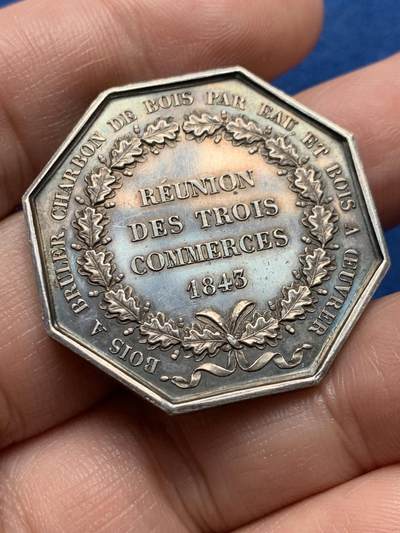《竞宝斋》第437场 周日，周一2场连拍 （全场包邮） 法国1843年巴黎供应三家企业会议（烧木炭，水木炭，木材）八角银质代币，33.5MM，17.7克，手指边铭，稀少图案