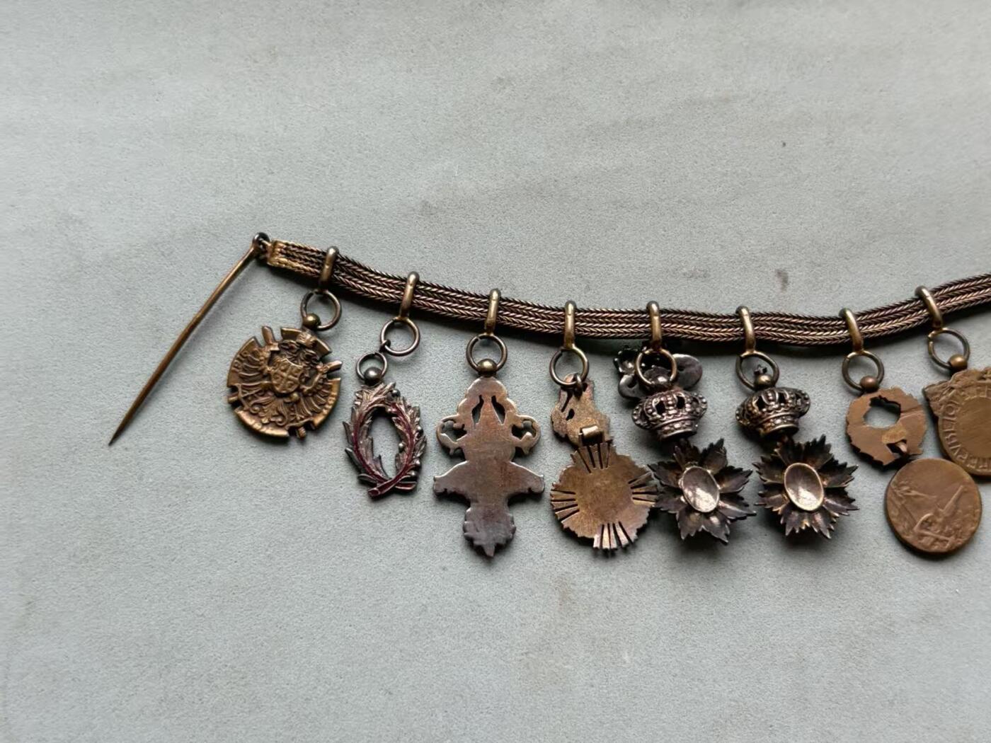 盛世勋华——号角文化勋章邮票专场拍卖第288期 法国11联迷你礼服链 （珠宝定制版）包括：荣誉军团勋章.战斗十字奖章.一战胜利奖章.一战战争纪念奖章.一战东方战役奖章.柬埔寨王室勋章.安南青龙勋章.柬埔寨索瓦塔拉皇家勋章.老挝万象及白伞勋章.学术棕榈勋章.塞尔维亚一战奖章 部分银制 东南亚勋章少见