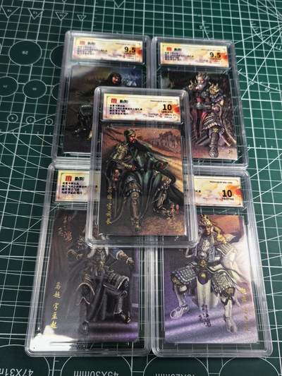 无佣金 不寄存 不收拍 链接少 我只是一个小小的卡牌收藏玩家  满150包邮非偏远  需要多宫大佬请私聊 部分卡牌设有底价（不想玩的那么累，即使有底价也会比市场价便宜的多，懂的自然懂） 拒绝小号抬价 大家放心拍 所有拍品部分套有卡膜 部分卡牌多宫 自制卡牌 不包厂瑕 放大镜 品控 勿拍 流拍商品会循环 感谢大家支持 留个关注 不定时上新 谢谢 - 百里卡牌 苍之飞鸿 虎啸龙吟礼盒 板凳五虎一套 