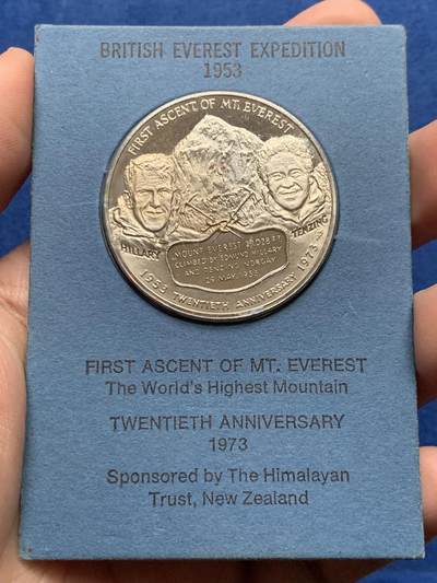《竞宝斋》第437场 周日，周一2场连拍 （全场包邮） - 1973年首次登顶珠峰20周年克朗型纪念章，39mm。人类首次登顶珠穆朗玛峰发生在‌1953年‌，由新西兰登山家埃德蒙·希拉里和尼泊尔向导丹增·诺尔盖于1953年5月29日完成。‌