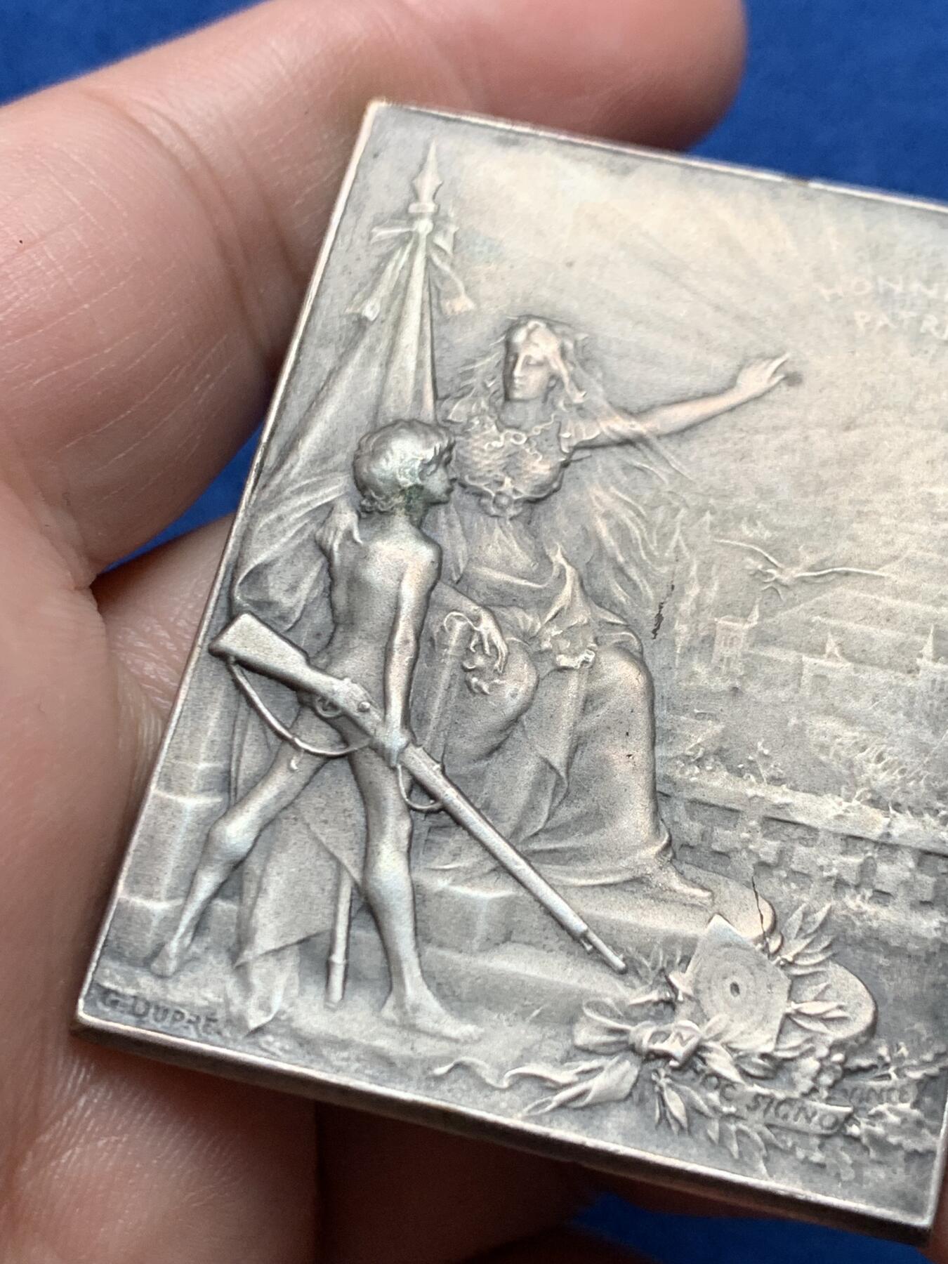 《竞宝斋》第437场 周日，周一2场连拍 （全场包邮） 法国射击协会联盟镀银铜章，51*38.5MM，45.65克，三角铜标边铭。