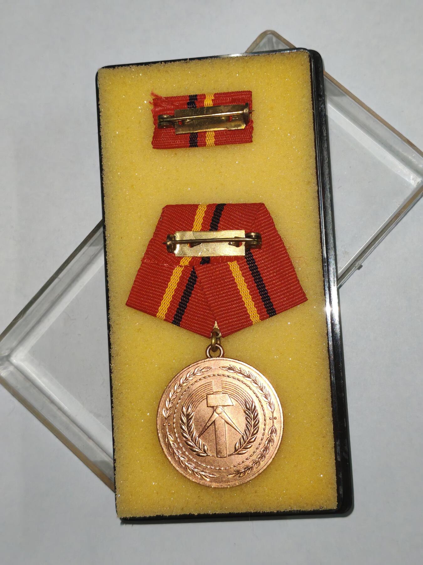 韵星假日精品2025秋季军品类拍卖会-- Rimey Holidays Boutique 2025 Autumn Militaria Sale 民主德国工战队铜级功绩奖章带盒略