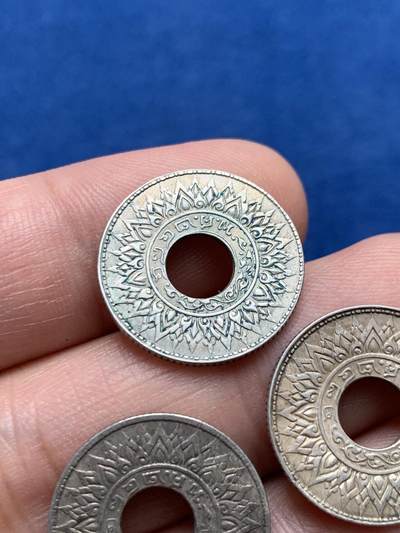 《竞宝斋》第437场 周日，周一2场连拍 （全场包邮） 三枚一组 泰国10萨当中孔小银币，直径19mm，味道绝美，可做手串配饰。