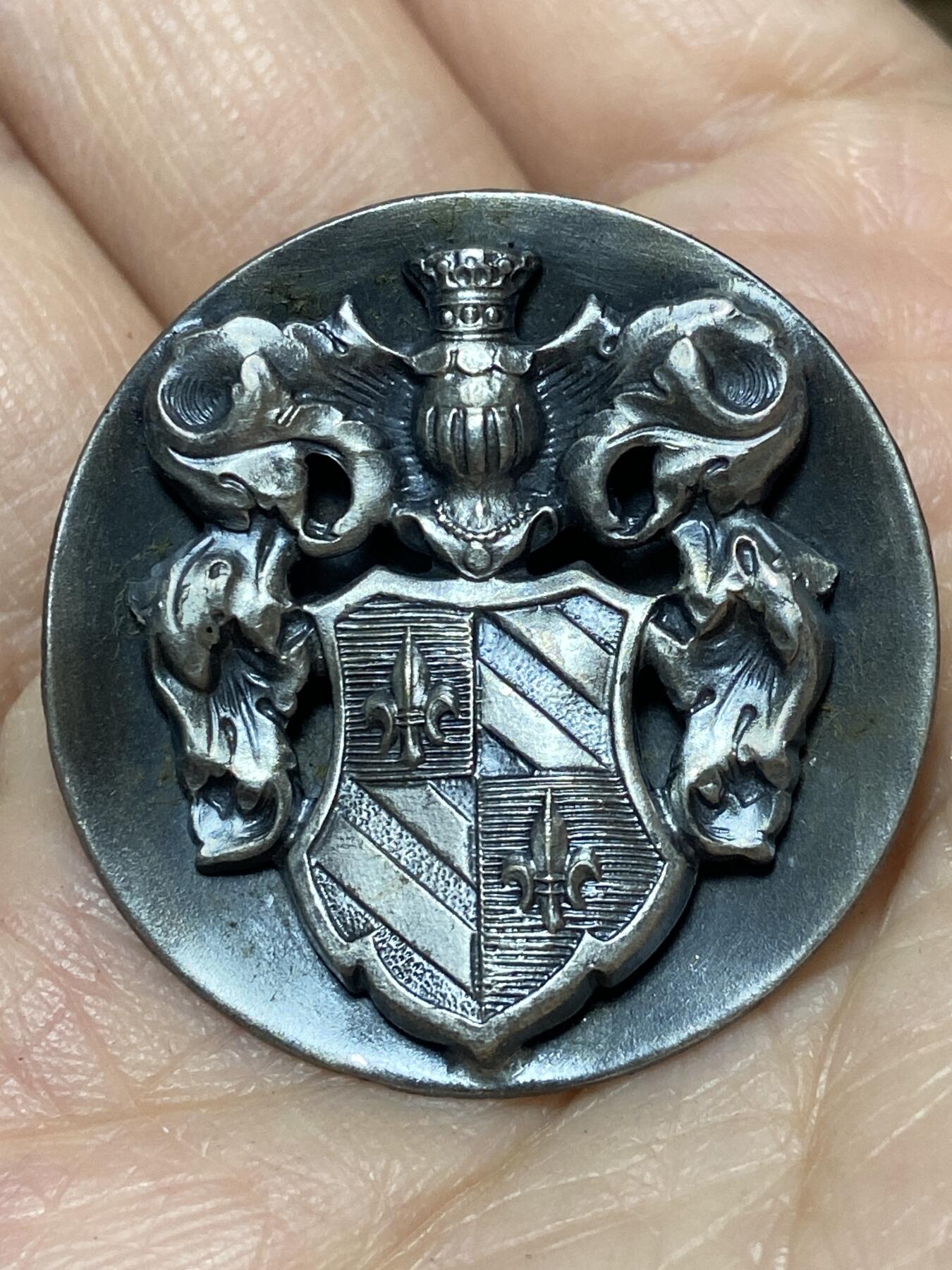 2025年第一百二十七场(总第一百五十三场）外国好品章牌、散币(免佣金) 精美盾徽徽章，重8.48克