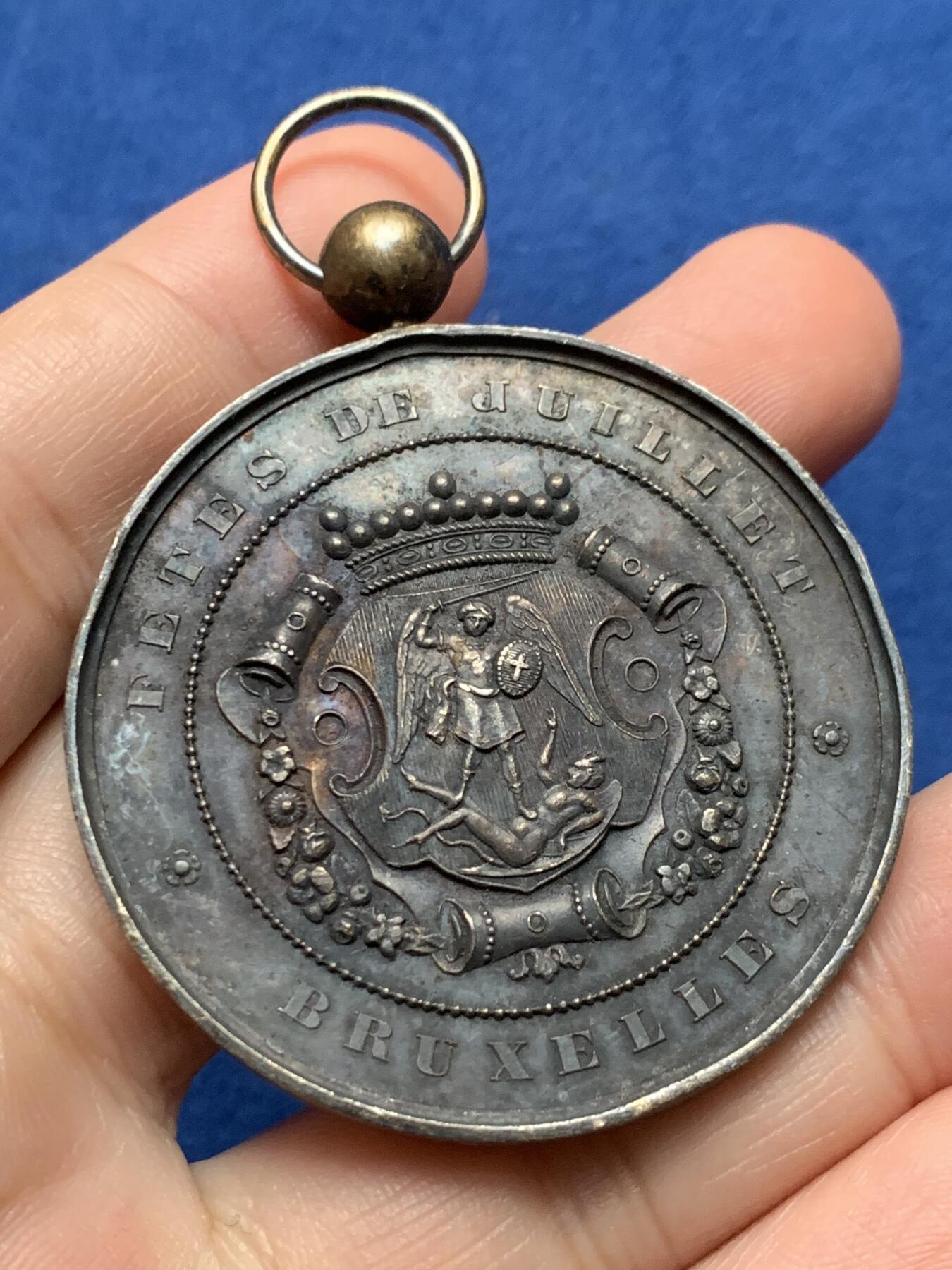 《竞宝斋》第437场 周日，周一2场连拍 （全场包邮） 1872年比利时布鲁塞尔七月节银质奖章 带环重约32.2克 47.5mm