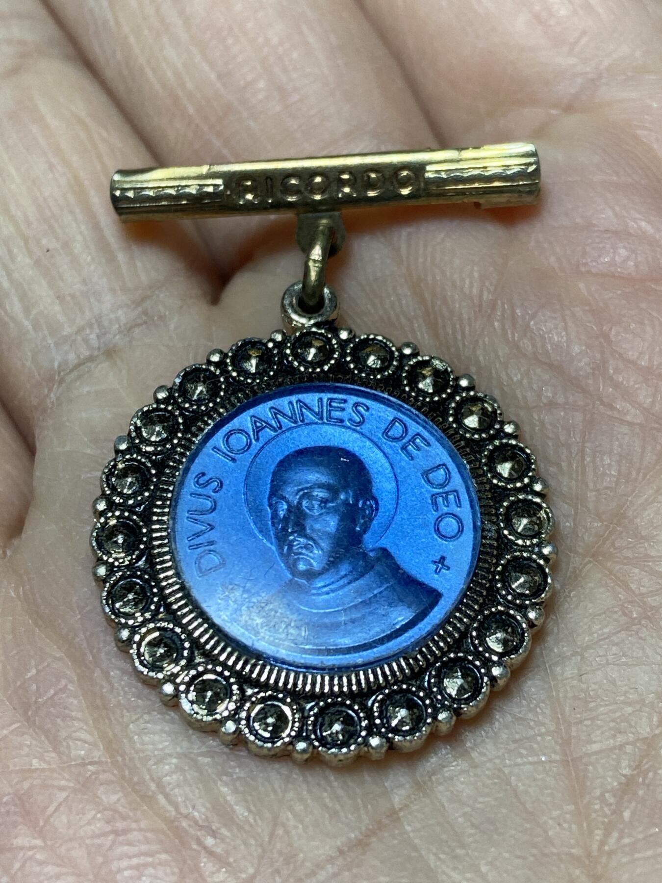 2025年第一百二十七场(总第一百五十三场）外国好品章牌、散币(免佣金) 精美珐琅彩–圣若望宗教胸针，重2.97克