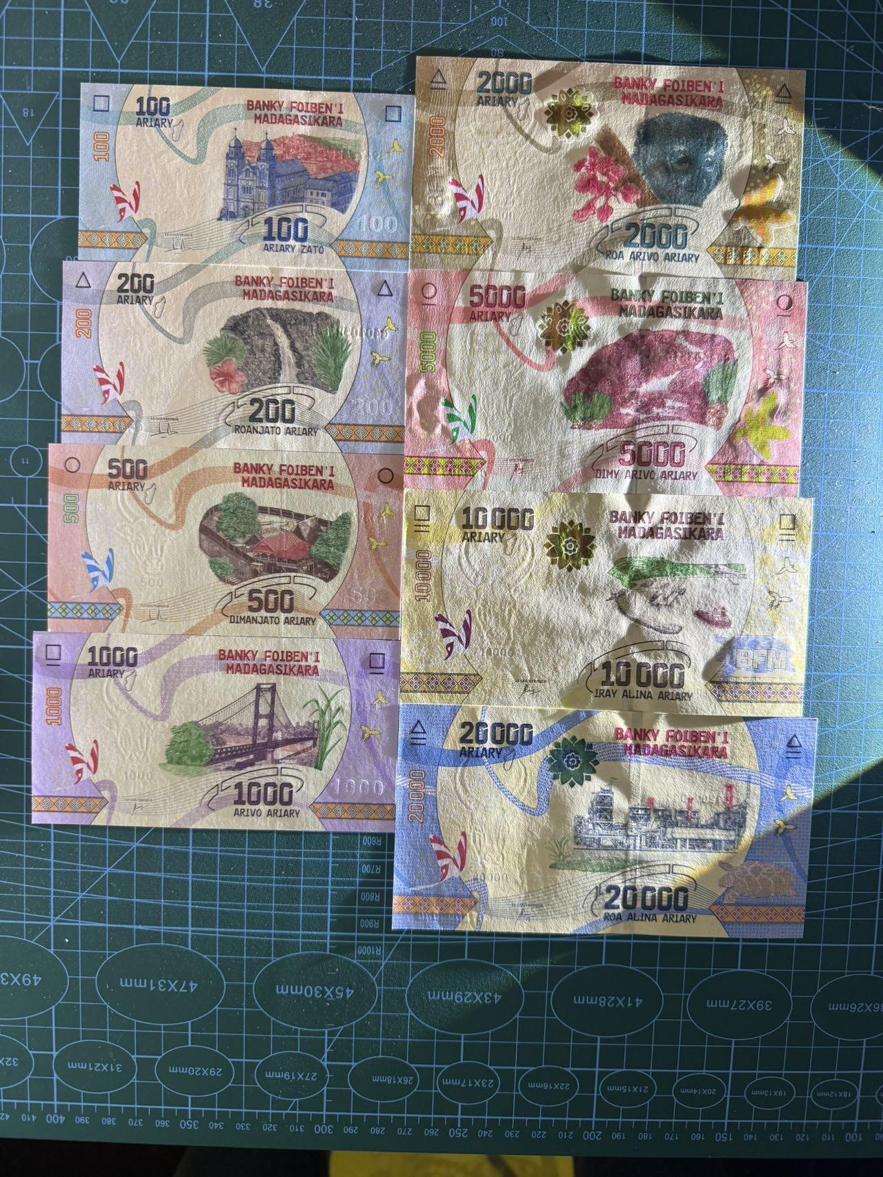 【炜奕收藏】，第五十期 马达加斯加100-20000阿里亚里，UNC品相