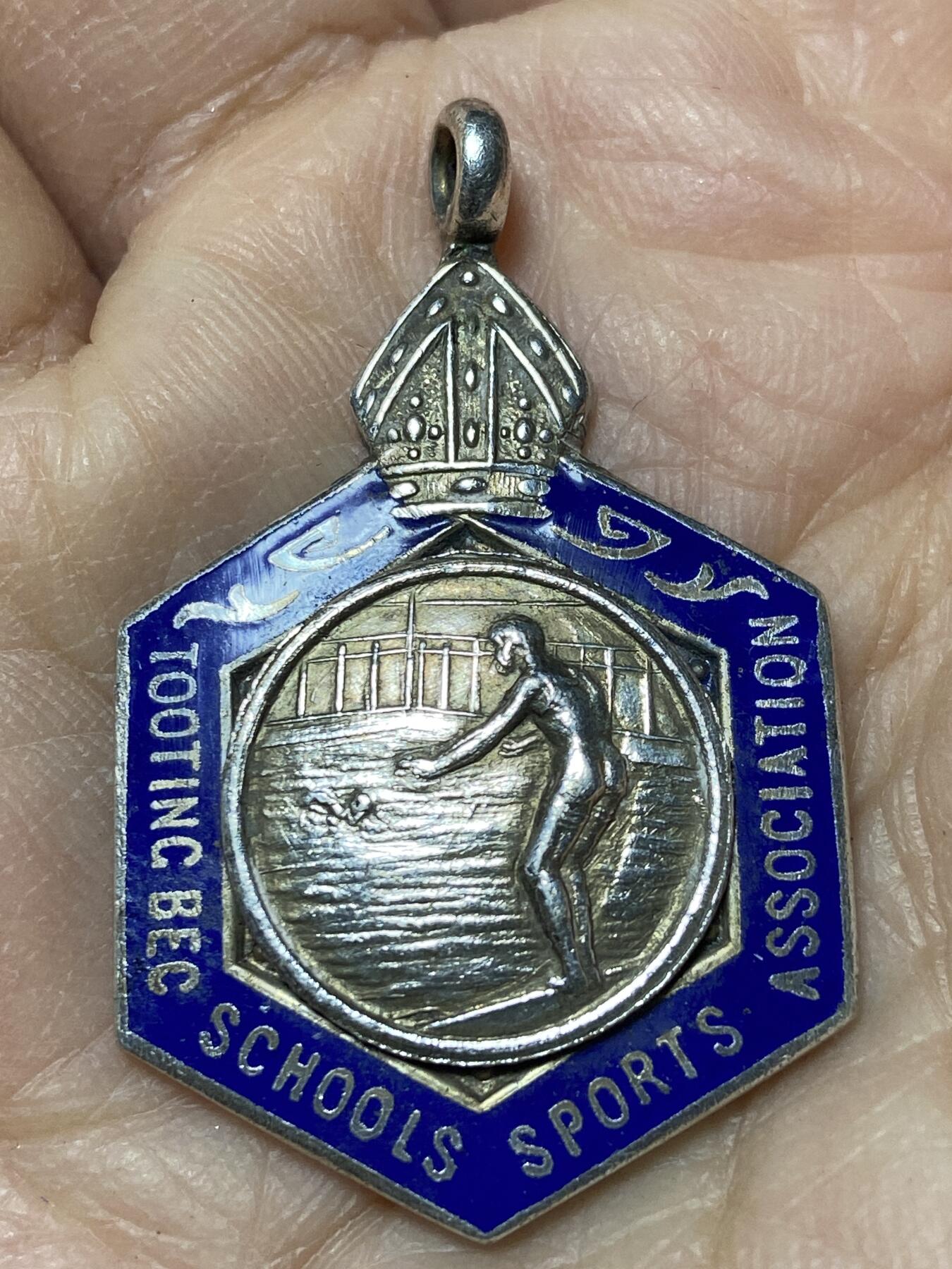 2025年第一百二十七场(总第一百五十三场）外国好品章牌、散币(免佣金) 英国🇬🇧伦敦图廷贝格学校体育协会的游泳赛事奖牌，重10.97克