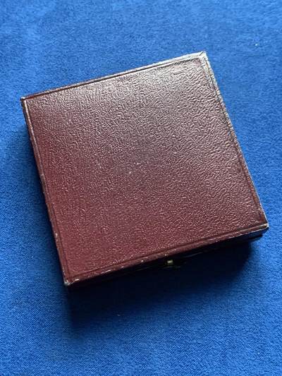 《竞宝斋》第437场 周日，周一2场连拍 （全场包邮） 射击节银质奖章，超高浮雕，人物生动，少见品，带原盒。正面图案：圣塞巴斯蒂安的手腕被绑在树干上，被三支箭刺穿。脚下是他的盔甲。直径：50.5mm，重：59.4g，丰饶角银标边铭。