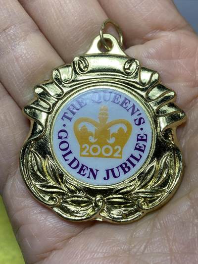 2025年第一百二十七场(总第一百五十三场）外国好品章牌、散币(免佣金) - 英国🇬🇧2002年纪念章(伊丽莎白二世登基50周年金禧纪念章)，重19.34克