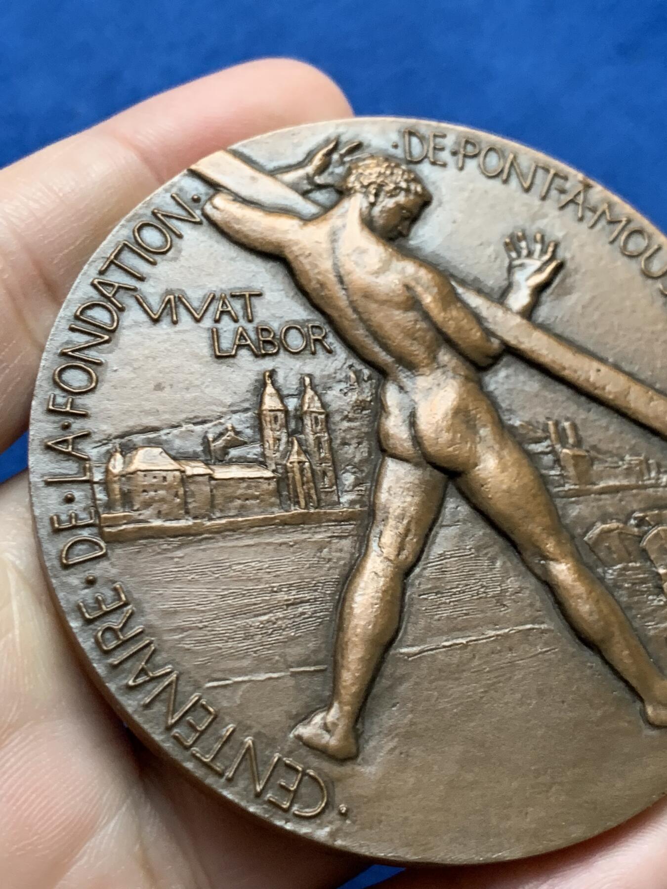 《竞宝斋》第437场 周日，周一2场连拍 （全场包邮） 名家名作 纪念蓬阿穆松市建城100周年大铜章 149克 67.7mm 丰饶角铜标 带盒 背面世界地图漂亮