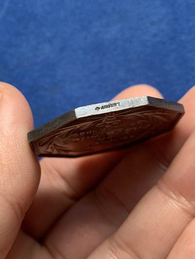 《竞宝斋》第437场 周日，周一2场连拍 （全场包邮） 1869.3.22法国预见未来真理女神八角银质代币，36.2MM，18.85克，蜜蜂边铭，五彩非常漂亮