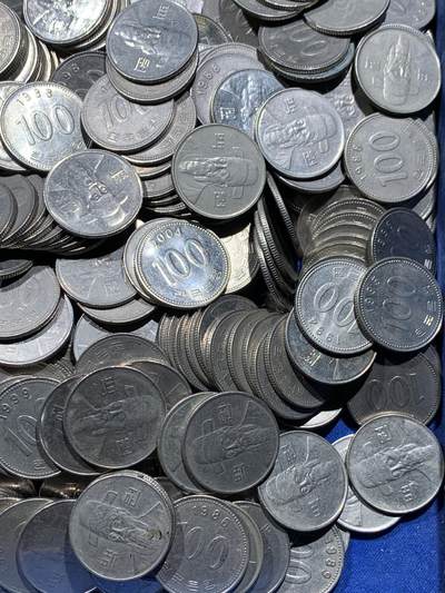 《竞宝斋》第437场 周日，周一2场连拍 （全场包邮） 韩国100韩元零钱1000枚，一枚重5.42克，总重约5.4公斤。面值10万韩元！汇率值约490元人民币