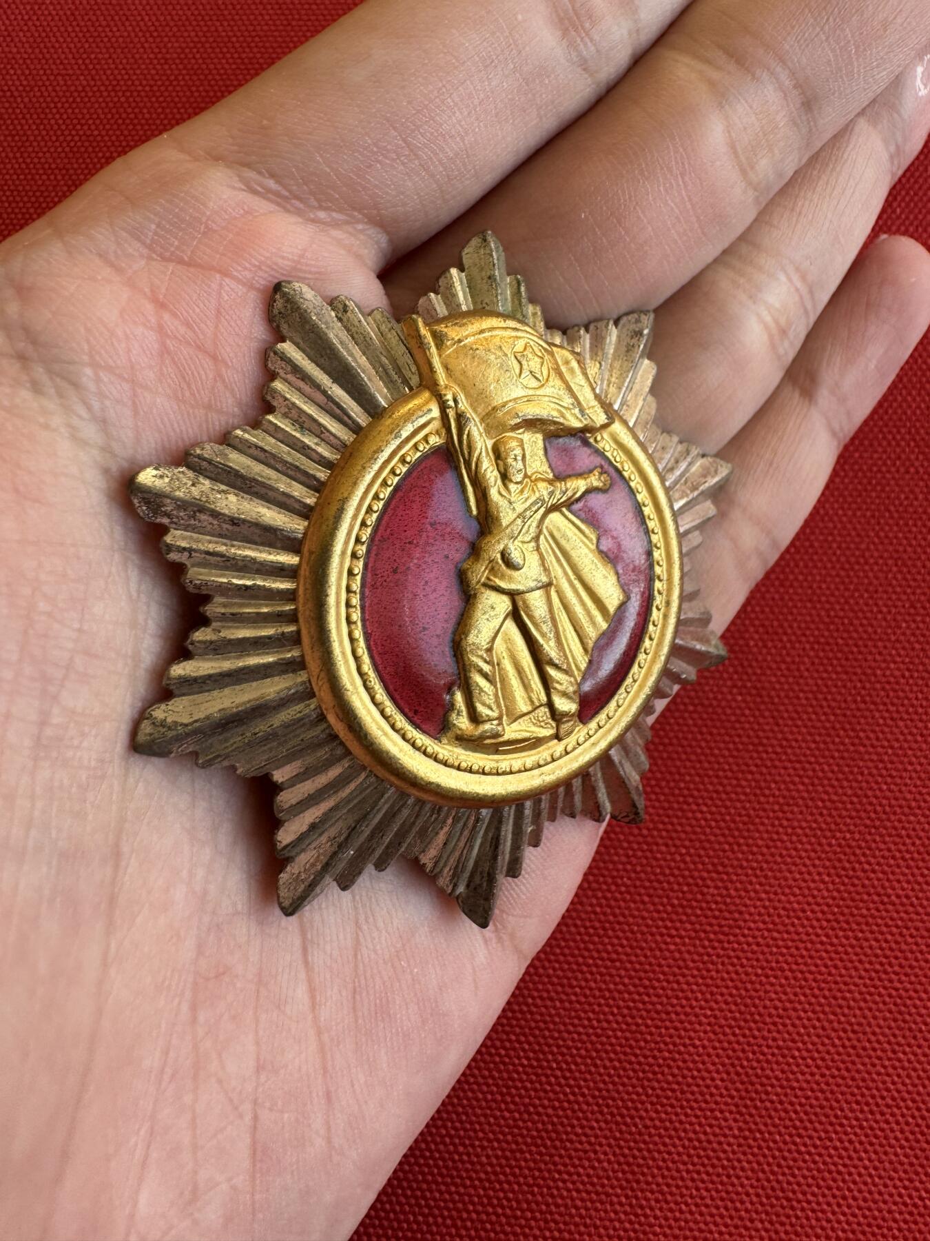 五哥徽章群   11号周二晚上八点4群联拍 朝鲜祖国解放战争胜利40周年纪念勋章