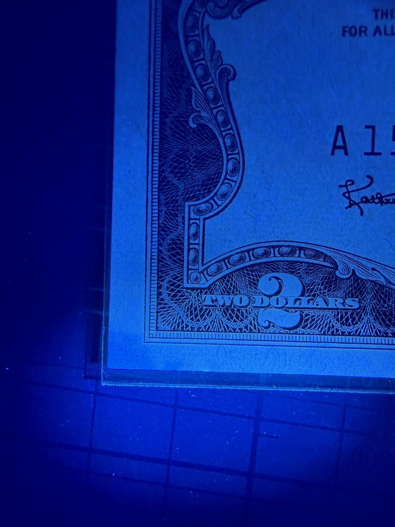 【炜奕收藏】，第五十期 1963年美国2美元红色库印，UNC品相，AA冠号码无47尾8，左下角轻微荧光