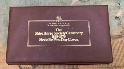 《竞宝斋》第437场 周日，周一2场连拍 （全场包邮） 1978年7月11日夏尔马协会成立百年纪念银质套装 4银牌+首日封+银质纪念章 一组，银牌单个重约33.6克 限量发行5000套，带证书及包装，值得收藏。