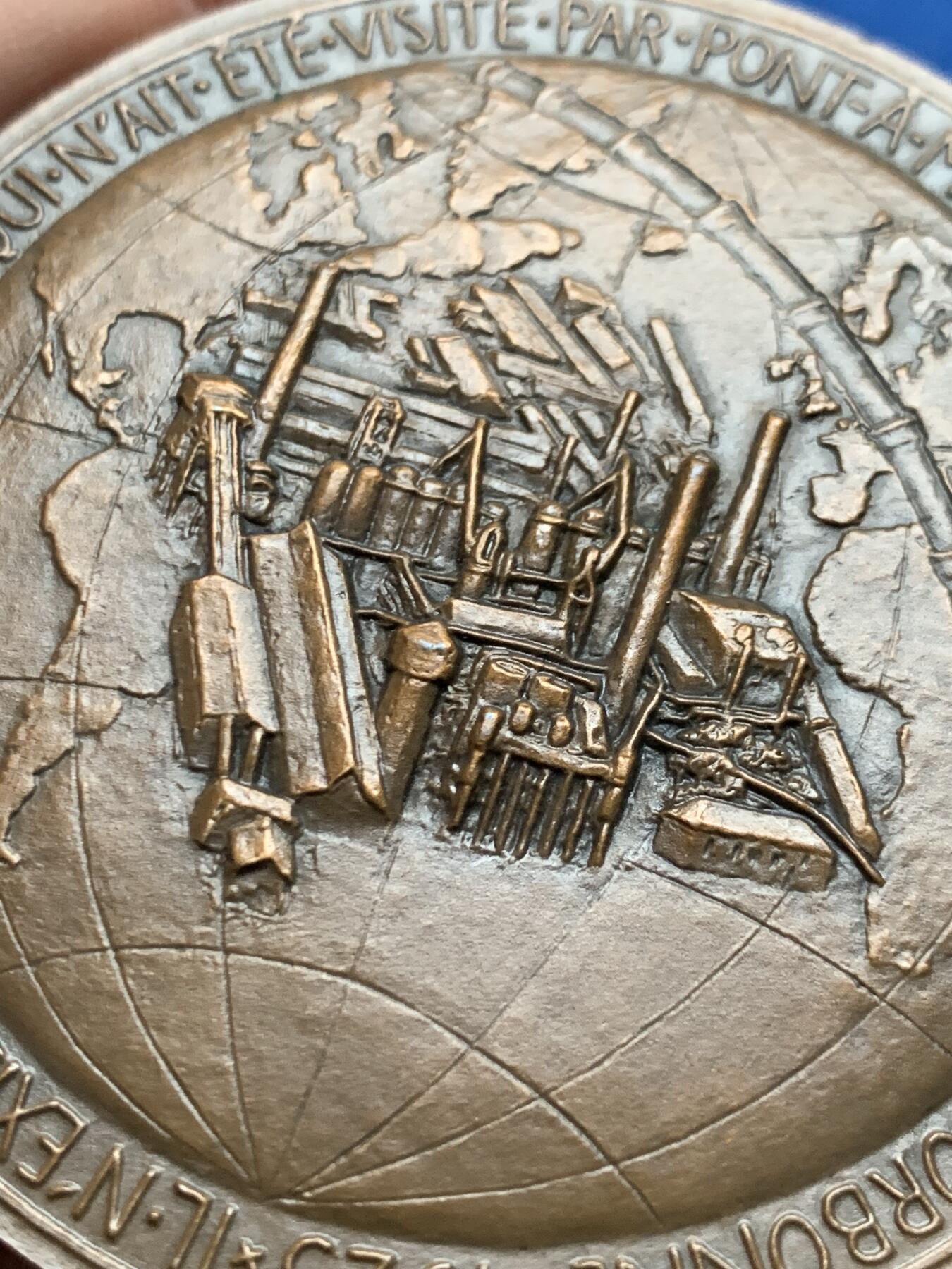 《竞宝斋》第437场 周日，周一2场连拍 （全场包邮） 名家名作 纪念蓬阿穆松市建城100周年大铜章 149克 67.7mm 丰饶角铜标 带盒 背面世界地图漂亮