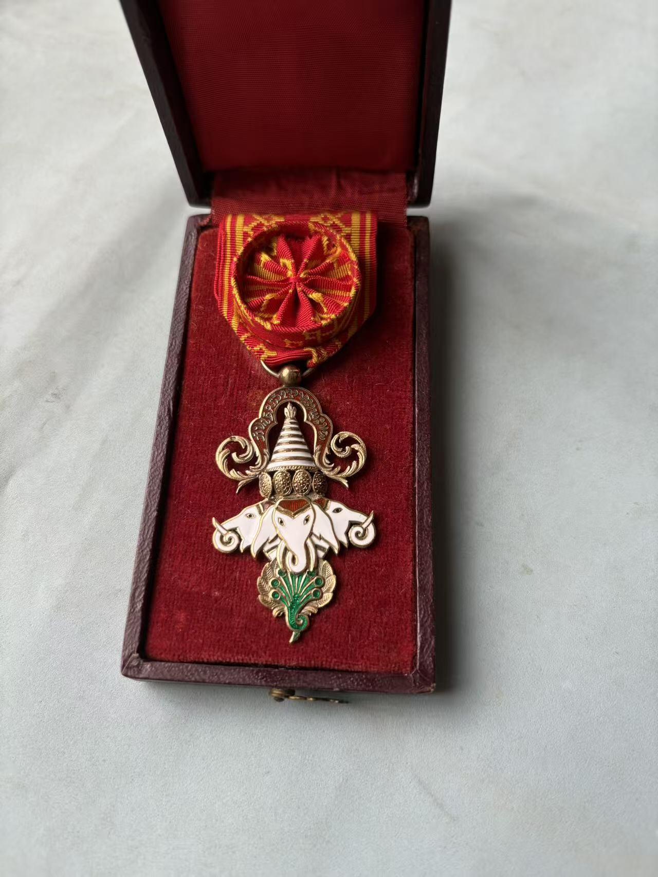 盛世勋华——号角文化勋章邮票专场拍卖第288期 老挝王国军官级万象及白伞勋章 带原盒 法国定制版 银制 少见